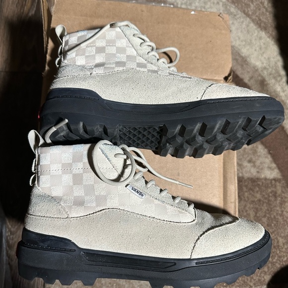 Vans Cream Sneakers Sleek Design Everyday Comfort - Picture 6 of 12